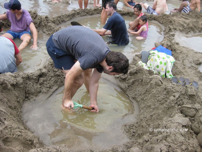 Loch buddeln am Hot Water Beach in Neuseeland