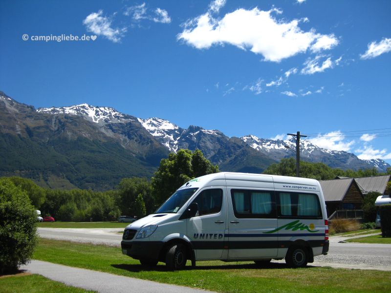 Wohnmobil vor den Bergen Neuseelands