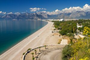 In Antalya gibt es gut ausgestattete Campingplätze direkt am Strand