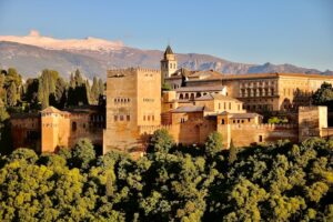 In Andalusien ist es nicht nur im April warm, es gibt auch wunderschöne Sehenswürdigkeiten (hier die Alhambra in Granada)