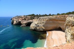 An der Algarve in Portugal ist es im Januar meist zwischen 10 und 15 Grad warm