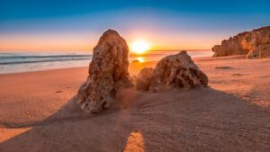 Wo ist es im Mai warm? An der Algarve in Portugal herrscht perfektes Badewetter.